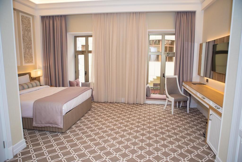 Theatrum Hotel Baku Exterior foto A room at the hotel