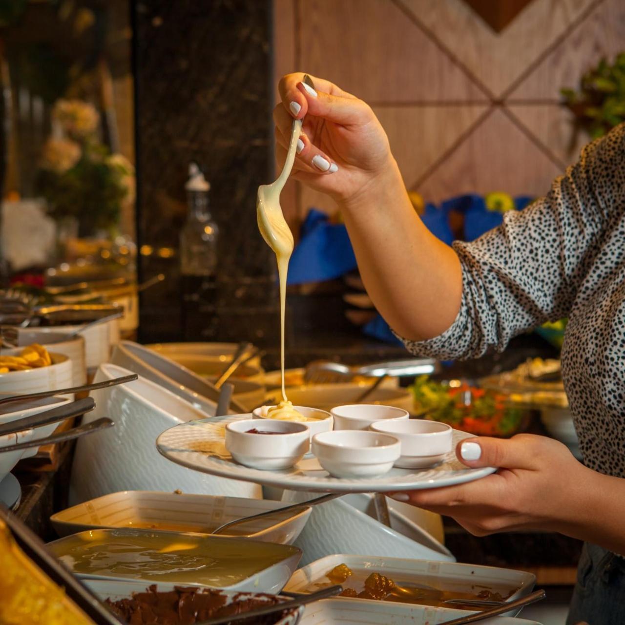 Theatrum Hotel Baku Exterior foto A cheese fondue