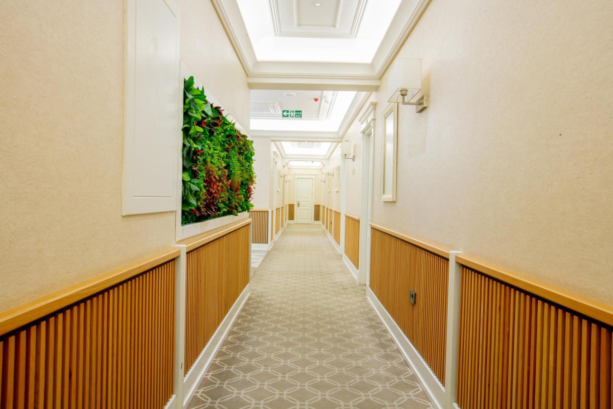 Theatrum Hotel Baku Exterior foto A corridor at the new hospital
